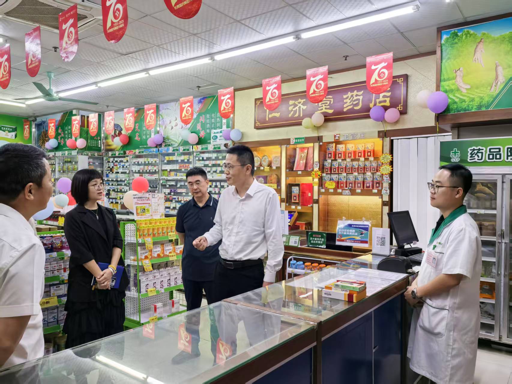 市局肖洪局长到滨海湾新区、南城街道开展食品安全及十五运会定点药店检查